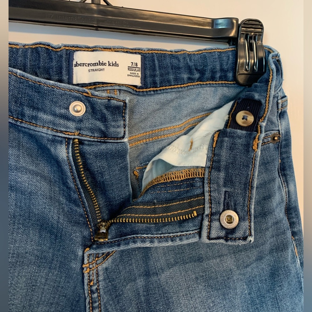 Abercrombie Kids Boys Lightweight Straight Leg Jeans in Medium Wash - Picture 6 of 13
